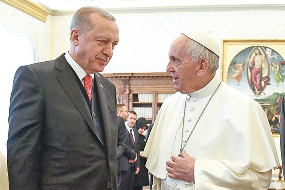TURSKI PREDSEDNIK U VATIKANU: Papa Erdoganu poklonio anđela mira i demona rata