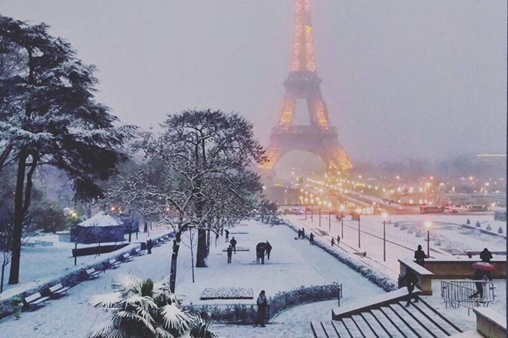(VIDEO) GRAD SVETLOSTI OSVANUO U BELOM: Prvi sneg oduševio stanovnike Pariza