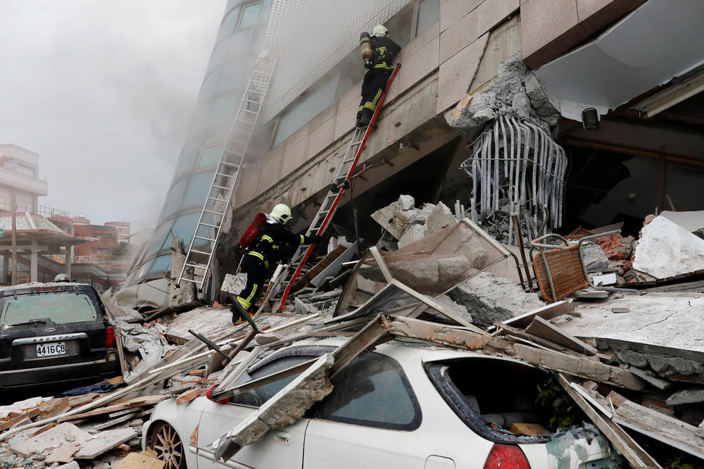 (FOTO, VIDEO) HOROR NA TAJVANU: 4 poginulo u stravičnom zemljotresu! 145 zarobljeno pod ruševinama!