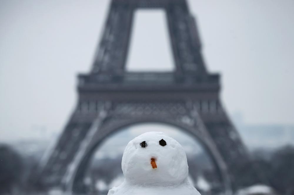(FOTO) SRBI IZ PARIZA ISPROZIVALI FRANCUZE: Padne 10 cm snega i kao da je sudnji dan! Na televiziji ih uče kako da hodaju! Pitamo se samo jedno...
