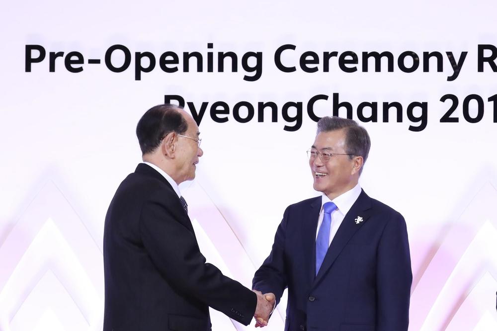 KORAK KA POMIRENJU: Šefovi dve Koreje se rukovali uoči otvaranja Zimskih olimpijskih igara