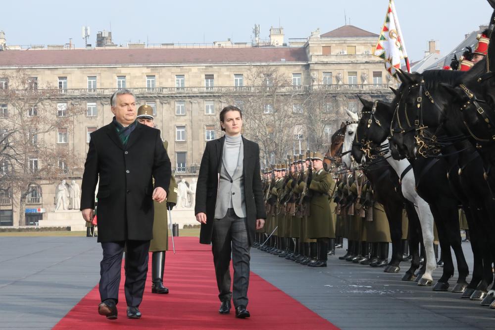 (FOTO) SVEČANOST U ČAST VLADE SRBIJE NA TRGU KOŠUT U BUDIMPEŠTI: Orban dočekao Brnabićevu crvenim tepihom, počasnom gardom i himnom