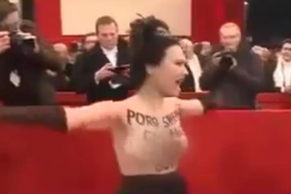 (VIDEO) SKANDAL NA BALU U BEČU: Femenka istrčala golih grudi s porukom POROŠENKO, ODJE*I!