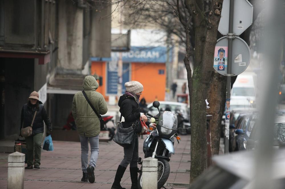 (FOTO) TUGA NA DORĆOLU GDE JE GLUMAC ŽIVEO: Devojka ostavila belu ružu na motoru Nebojše Glogovca