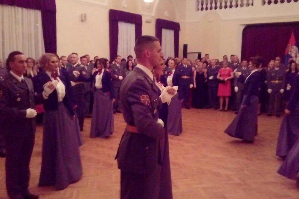 SVEČANOST UPRILIČENA PESMOM I IGROM: Održan tradicionalni Oficirski bal u Vranju