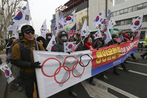 HAOS U SEULU: Demonstranti izašli na ulice i zapalili zastavu Severne Koreje