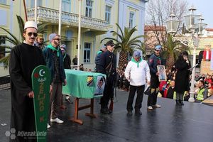 SRAMOTA! Mrtvački sanduk i sahrana za Željka Komšića na karnevalu u Čapljini, on zgrožen: TO JE MORBIDNO I BOLESNO!
