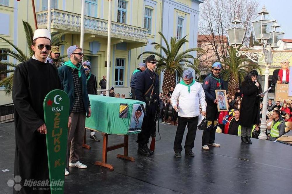 SRAMOTA! Mrtvački sanduk i sahrana za Željka Komšića na karnevalu u Čapljini, on zgrožen: TO JE MORBIDNO I BOLESNO!