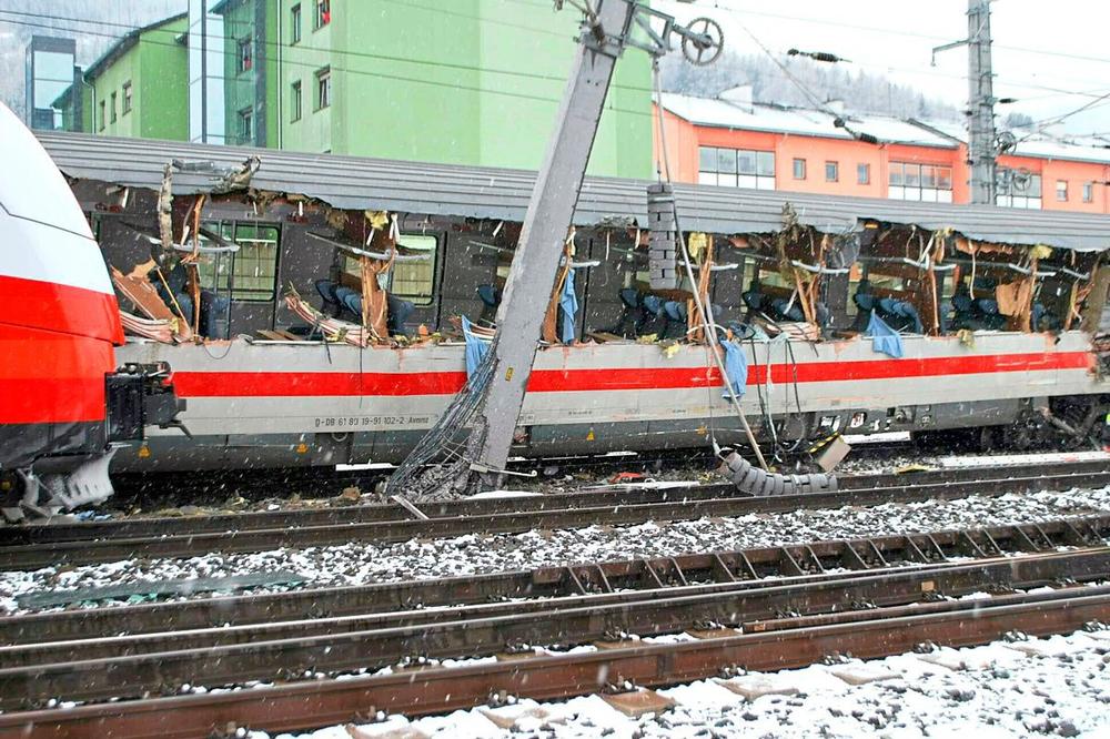 (FOTO, VIDEO) STRAVIČAN SUDAR VOZOVA U AUSTRIJI: Vagoni izleteli iz šina, poginula žena!