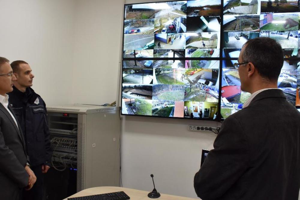 STEFANOVIĆ OBIŠAO POLICIJSKU STANICU BARAJEVO: Ugrađeno 46 kamera za veću bezbednost građana