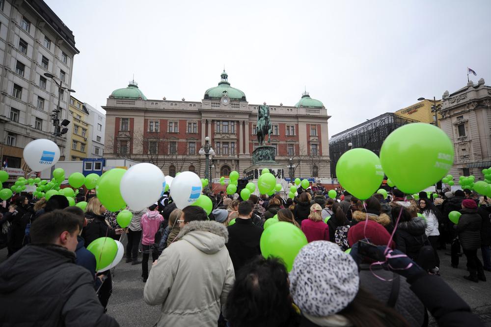 (FOTO) DANAS JE SVETSKI DAN DECE OBOLELE OD RAKA: Divan prizor, pušteno na stotine balona za podršku deci oboleloj od raka!
