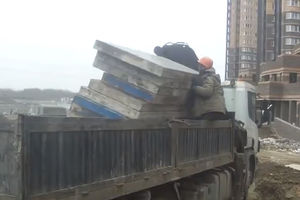 (VIDEO) OD SAD ĆE GA ZVATI SREĆKO! Betonske ploče sručile se na Rusa, a on ostao nepovređen