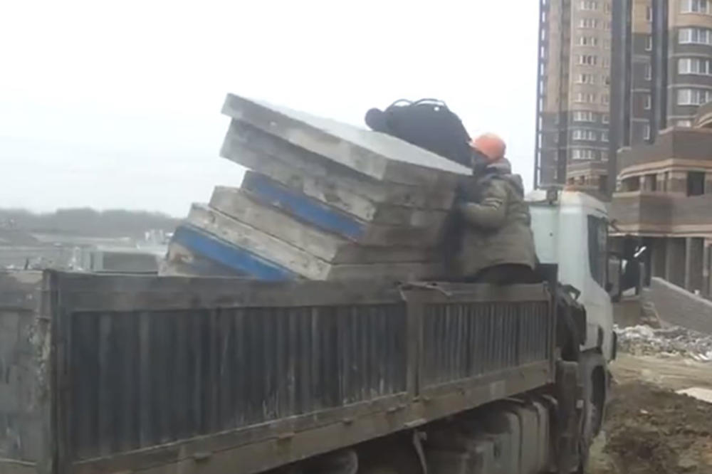 (VIDEO) OD SAD ĆE GA ZVATI SREĆKO! Betonske ploče sručile se na Rusa, a on ostao nepovređen