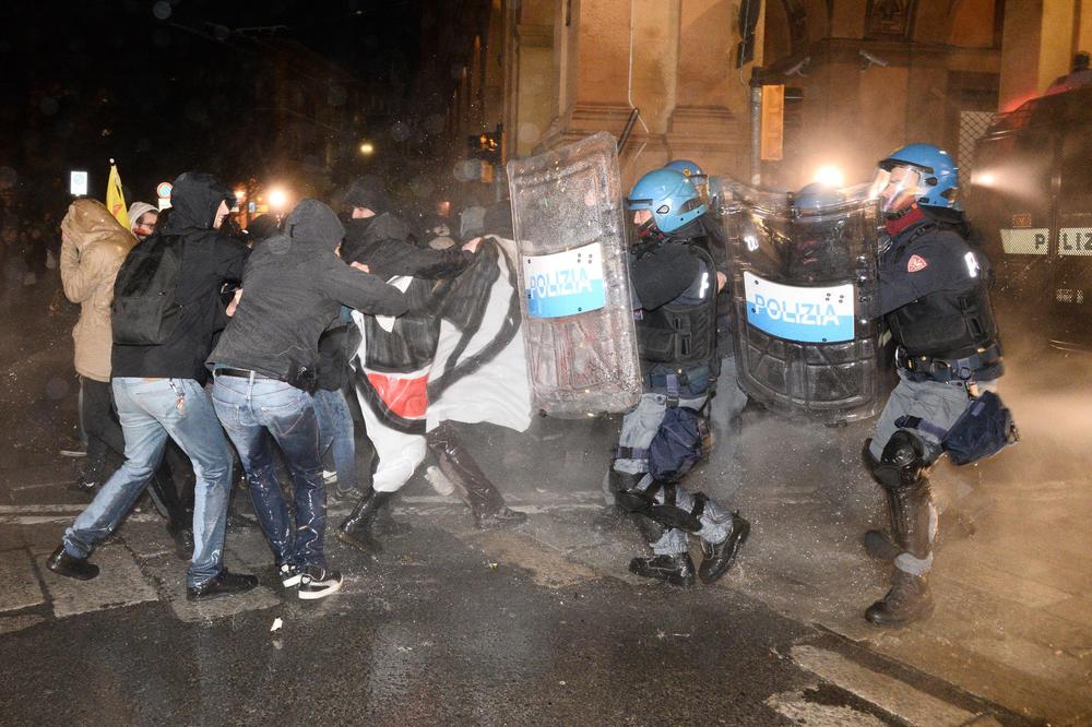 (FOTO) SEVALI PENDRECI, SUZAVAC I VODENI TOPOVI: 7 povređeno u Bolonji u pokušaju sprečavanja neofašističkog skupa