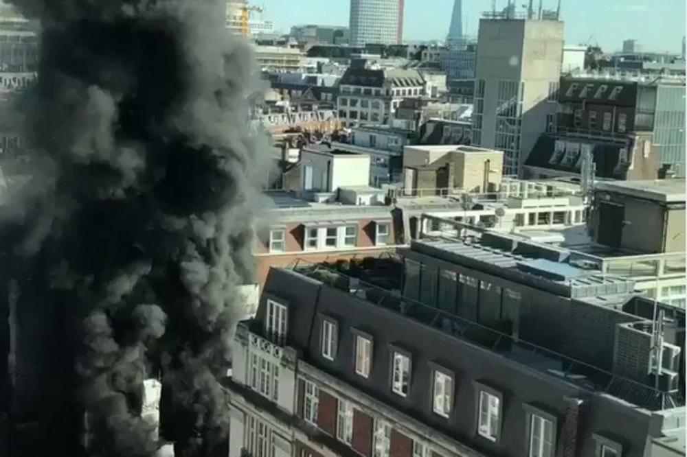 (VIDEO) BUKTI POŽAR U CENTRU LONDONA: Pogledajte kako eksplozije plina rasplamsavaju vatru