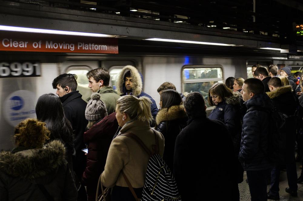 (VIDEO) GODINA PSA U NJUJORKU JE POČELA ČUDNO: Hiljade ljudi čekalo na metro koji je zaustavila pudlica, ali razlog je sjajan