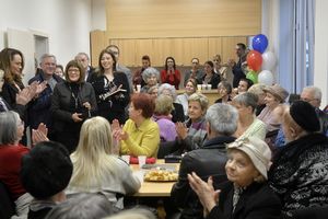 NOVO MESTO ZA DRUŽENJE ZA STARIJE SUGRAĐANE: Na Senjaku otvorena biblioteka i klub za seniore