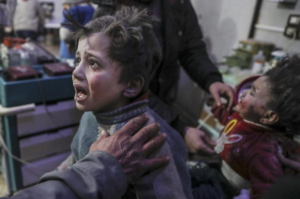 NAJMANJE 100 MRTVIH U SIRIJI:  U vazdušnim napadima na uporište pobunjenika ubijeno 20 dece!