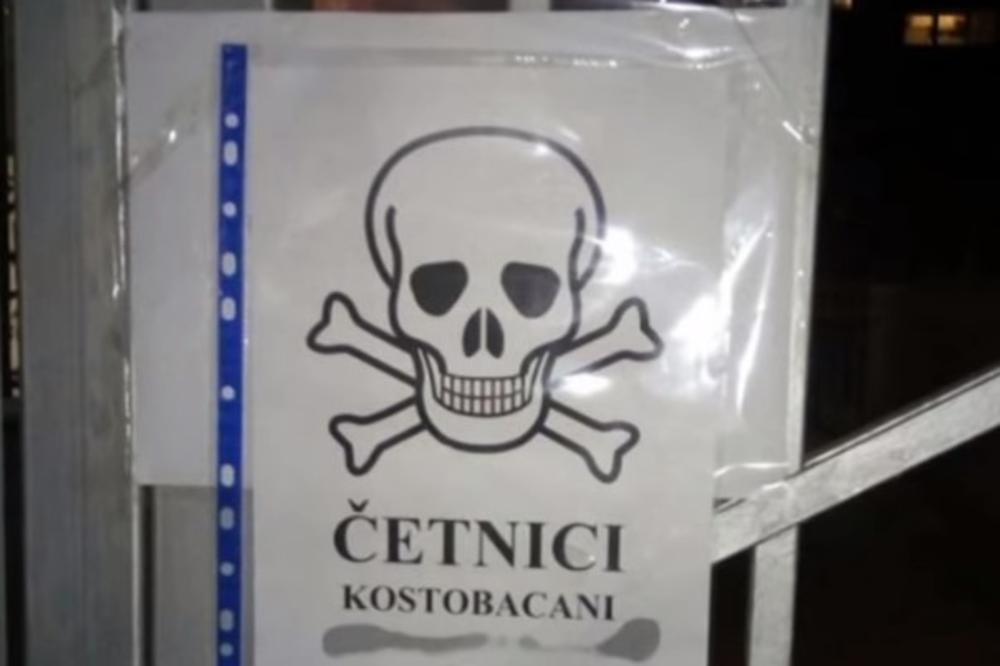 ISTRAGA TAPKA: Još se ne zna ko je postavio uvredljiv plakat ČETNICI KOSTOBACANI na ulazu u Ambasadu Srbije u Sarajevu