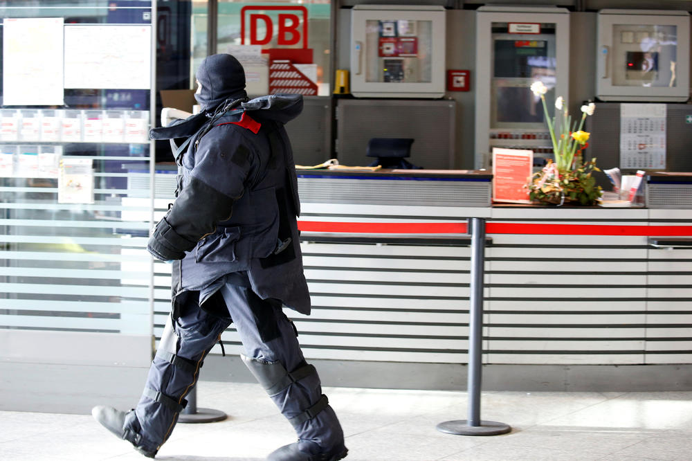 (FOTO) LAŽNA UZBUNA U BERLINU: Evakuisana železnička stanica zbog sumnjive torbe
