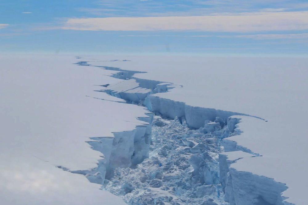 MISIJA NAUČNIKA KRENULA PUT ANTARKTIKA: Džinovski ledeni breg koji se odvalio krije tajne stare 120.000 godina!