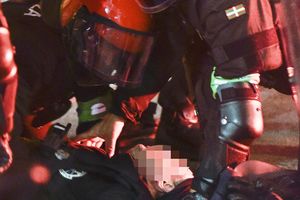 (UZNEMIRUJUĆI VIDEO) KRVAVI OBRAČUN U ŠPANIJI: Bezuspešnji pokušaj spasavanja nesrećnog policajca