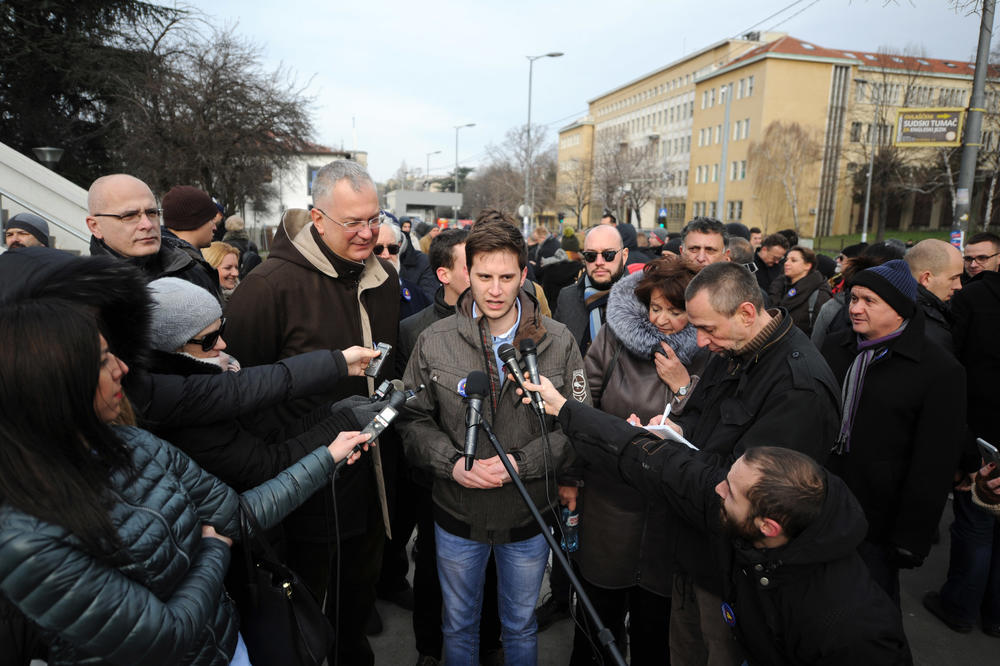 PREDSEDNIK FORUMA MLADIH NOVE STRANKE PRED PREKRŠAJNIM SUDOM Eleković: Okupljeni podržali slobodno društvo