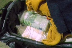 (FOTO) ZAPLENA NA GRADINI: Svi su rekli da nemaju šta da prijave, a onda su u torbi pronašli 10.000 evra, u gepeku marihuanu, a u kamionu markiranu robu i životinjska creva!