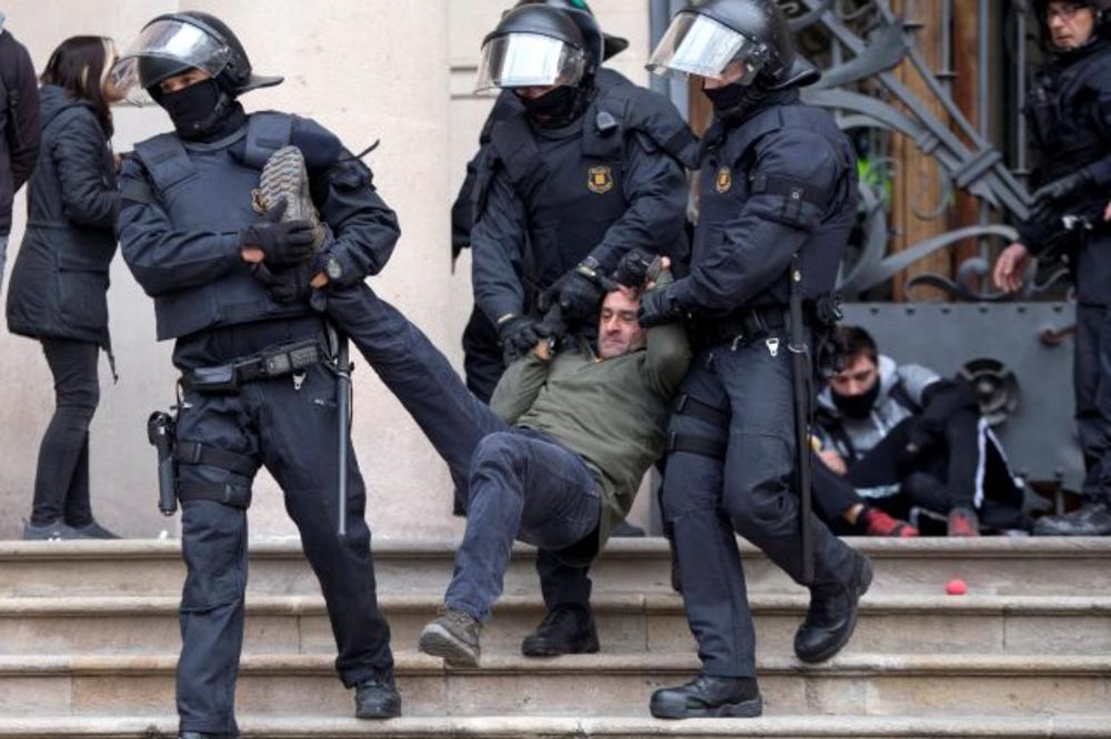 (FOTO) BARSELONA USTALA PROTIV REPRESIJE REŽIMA: Demostranti se vezali lancima ispred suda, 14 uhapšeno
