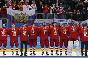 (VIDEO) SVI KAO JEDAN! Ruski hokejaši u glas otpevali rusku himnu, dok je sa razglasa išla olimpijska pesma