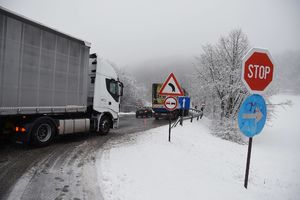 MEĆAVA NAPRAVILA HAOS U ISTOČNOJ SRBIJI: Zbog snežnih nanosa potpuna obustava saobraćaja na OVIM deonicama