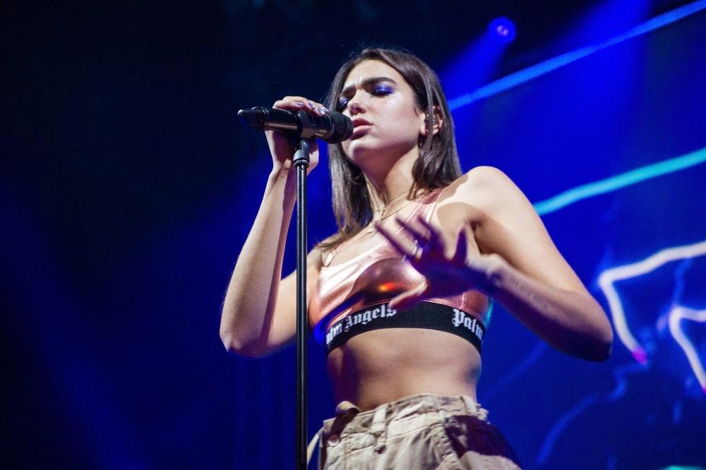 (FOTO) ALBANKA OSVAJA HOLIVUD NE SAMO IZGLEDOM, VEĆ I GLASOM: Dua Lipa (22) već važi za seks bombu, a tek da vidite njenu mamu!