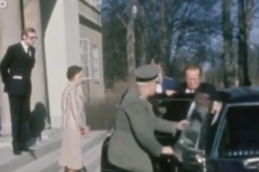 (VIDEO) DOSAD NEVIĐENO: Pogledajte kako je Tito reagovao kad su mu vratima limuzine priklještili ruku