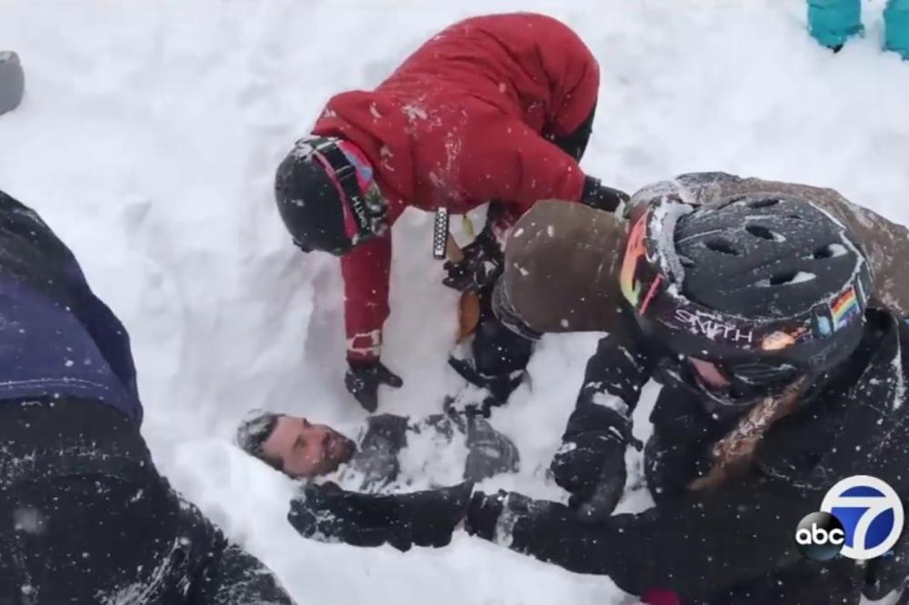(VIDEO) SEKUNDE GA DELILE OD STRAŠNE SMRTI: Živ sahranjen u snežnoj lavini, otkopali ga golim rukama!