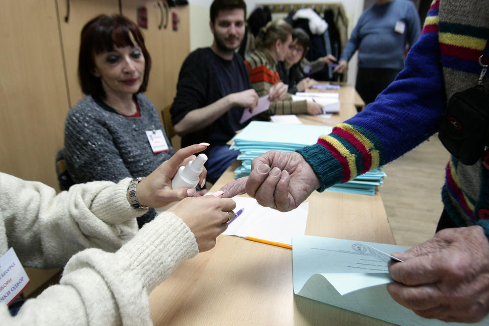 POSMATRAČKA MISIJA CRTA PRATI GLASANJE U BEOGRADU: Sva biračka mesta otvorena, manja izlaznost nego na predsedničkim izborima 2017.