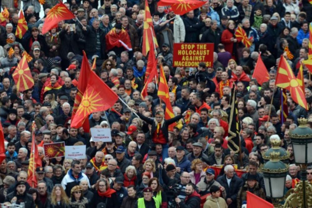 (FOTO) PROTESTI U SKOPLJU: Demonstranti traže prekid pregovora sa Grčkom o promeni imena Makedonije!