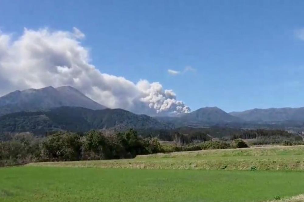 (VIDEO, FOTO) ERUPCIJA  FILMSKOG VULKANA U JAPANU:  Planina iz filma o Džejmsu Bondu izbacuje dim i pepeo, otkazane desetine letova