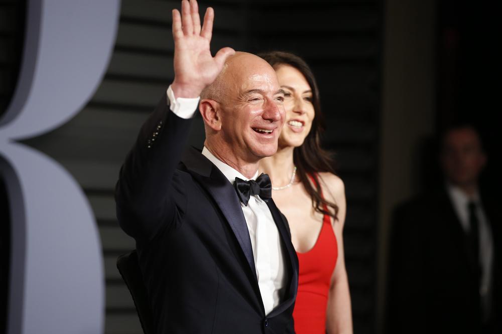 NAJBOGATIJI ČOVEK ŽIVI KAO SAV NORMALAN SVET: Bezos je težak 112 milijardi, ali pere sudove, a žena ga starim kolima vozi na posao. Evo kako je počeo u garaži