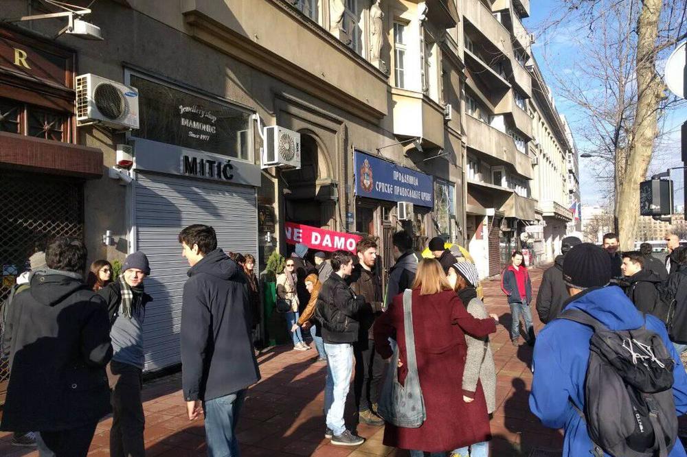 DRAMA NA BULEVARU: Građani se okupili ispred stana porodice Maurer da spreče iseljenje, ali izvršitelji nisu došli! Za sve kriv  PODSTANAR PREVARANT!