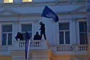 (FOTO, VIDEO) HAOS U LONDONU: Muškarci u crnom popeli se na terasu iranske ambasade i skinuli zastavu