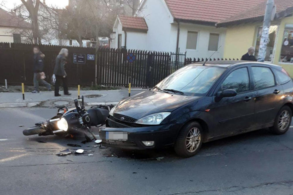 TEŽAK UDES NA BANJICI: Motorista ozbiljno povređen, preleteo preko automobila i pao na glavu