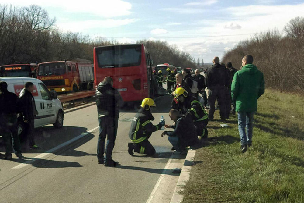 KURIR TV NA LICU MESTA Stravična saobraćajka na Obrenovačkom putu: Autobus smrskao golf, 2 žene teško povređene