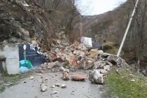(VIDEO) OPASNO! MASIVAN ODRON U KANJONU ĐETINJE: Pogledajte silno kamenje koje se survalo na pešačku stazu, zabranjen ulaz u klisuru