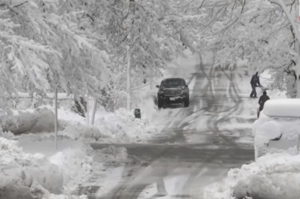 (VIDEO) STRAVIČNA OLUJA PARALISALA AMERIKU: Severoistok zemlje bez struje, sneg napadao više od pola metra!
