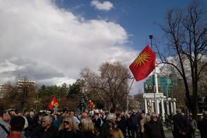 (VIDEO) PROTEST ISPRED SOBRANJA: Kod zgrade makedonskog parlamenta okupili se građani koji se protive zakonu o jeziku