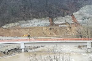 DRUGI PUT ZA GODINU DANA: Ponovo se srušio potporni zid na budućem auto-putu u Grdeličkoj klisuri