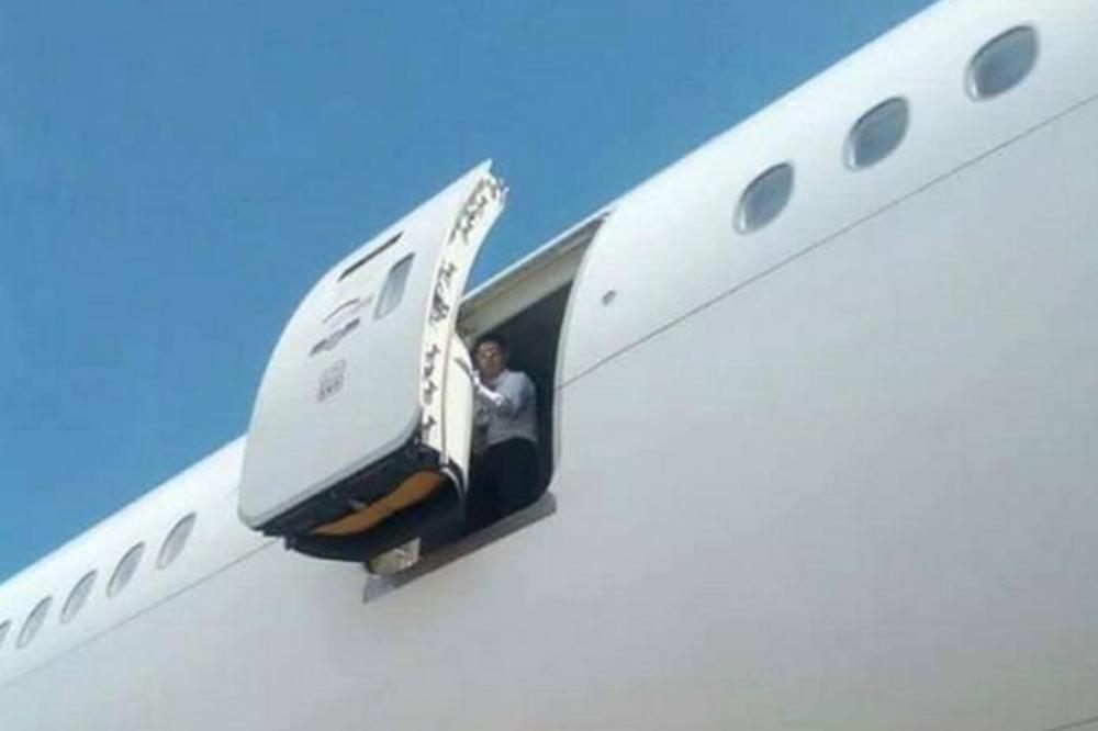 (UZNEMIRUJUĆE FOTOGRAFIJE) DRAMA NA PISTI U UGANDI: Stjuardesa iz Bugarske ispala kroz vrata za evakuaciju!