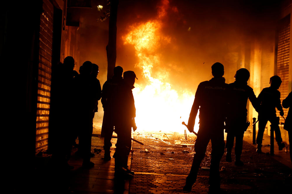 (FOTO) PALA KRV NA ULICAMA MADRIDA: Sukobi policije i demonstranata zbog smrti prodavca! Ima povređenih!