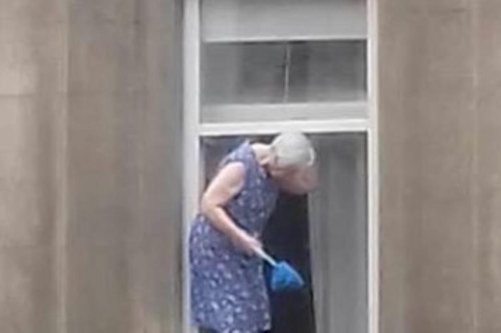 (FOTO) ZAVRTEĆE VAM SE U GLAVI OD OVOG PRIZORA: Pogledajte kako jedna baka iz Zagreba pere prozore!