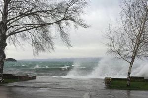 NEVREME NA OHRIDU: Jak vetar i talasi od dva metra besne jezerom!